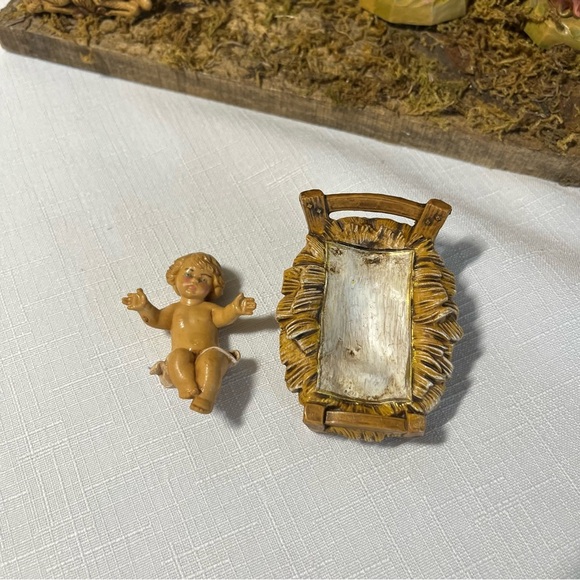 Fontanini Italy Vintage Nativity Scene with Angel & Figures & wood crèche - Picture 8 of 13